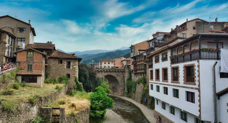 Potes y su camino del río